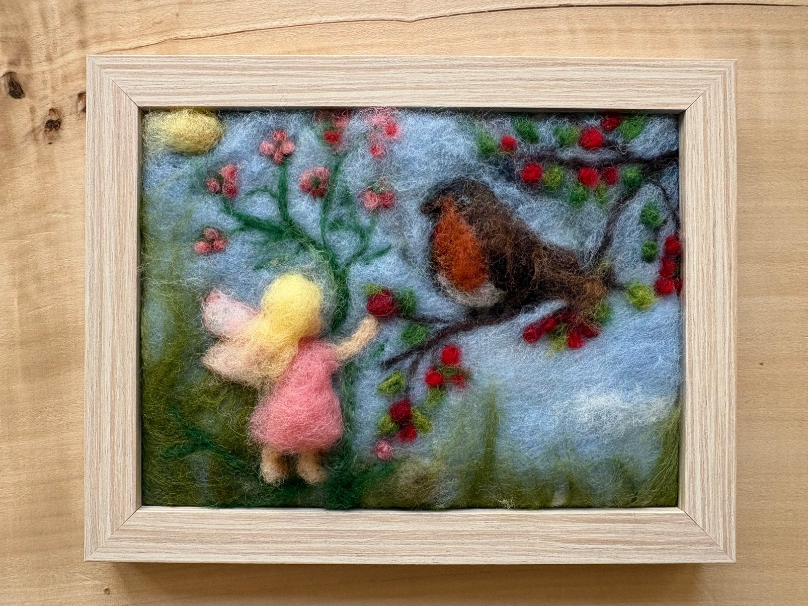 Antroposofisch wolschilderijtje ‘gesprekje’, Hobby en Vrije tijd, Vilt, Verzenden, Nieuw, Figuurtje(s), Wolvilt