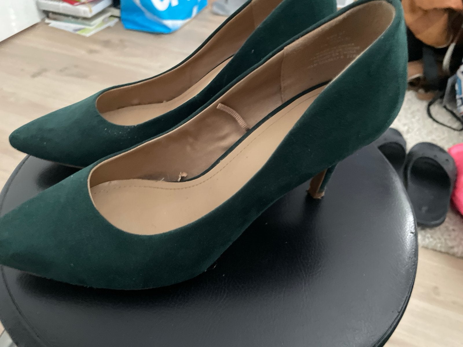 Donkergroene suède pumps met lage hak 37, Ophalen of Verzenden, Gedragen, Groen, Pumps