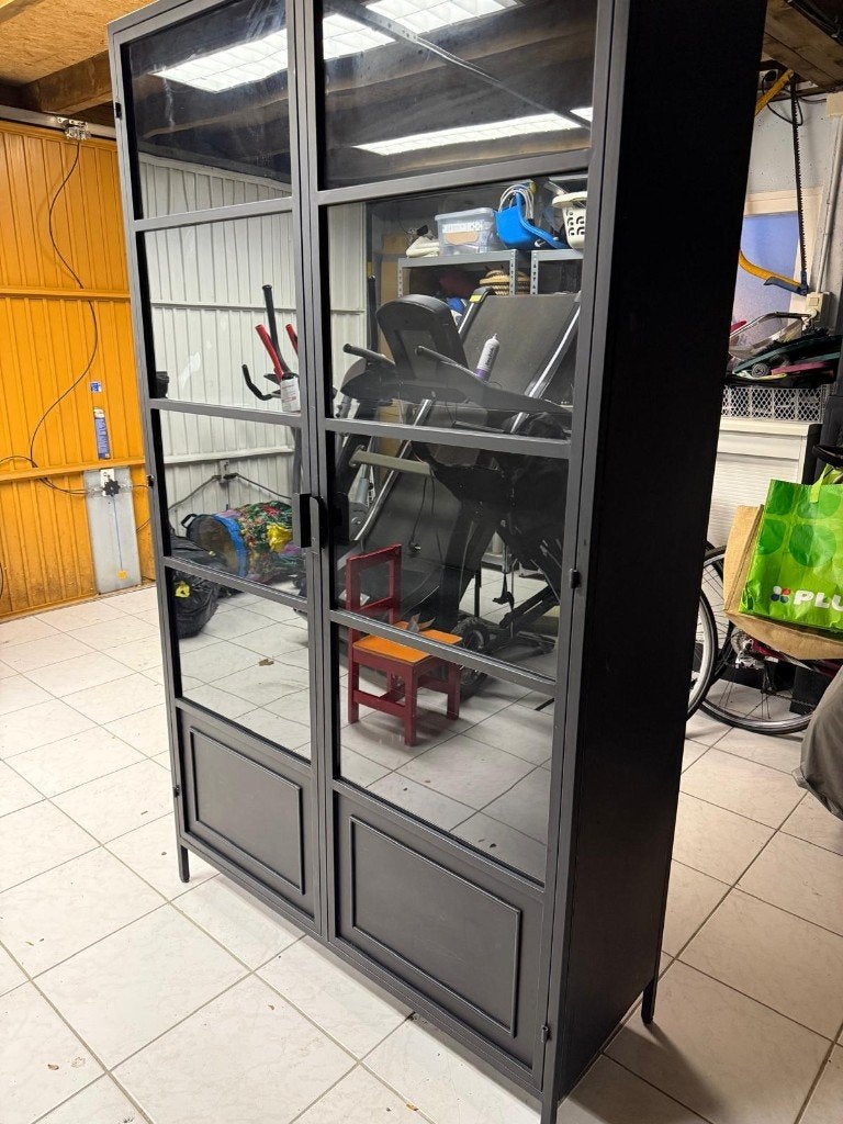 Vitrinekast Woood, Huis en Inrichting, Ophalen, Met deur(en), 100 tot 150 cm, Zo goed als nieuw