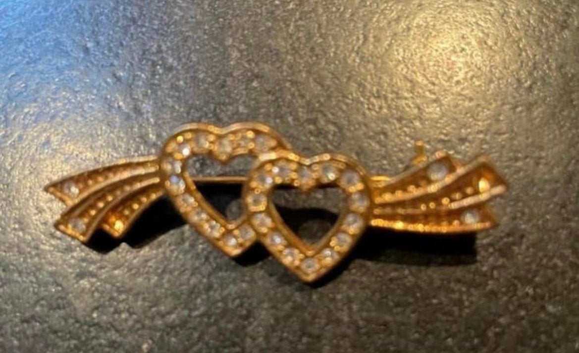 Vintage Broche met Dubbele Harten en  Steentjes, Overige materialen, 4 tot 7 cm, Gebruikt, Ophalen of Verzenden