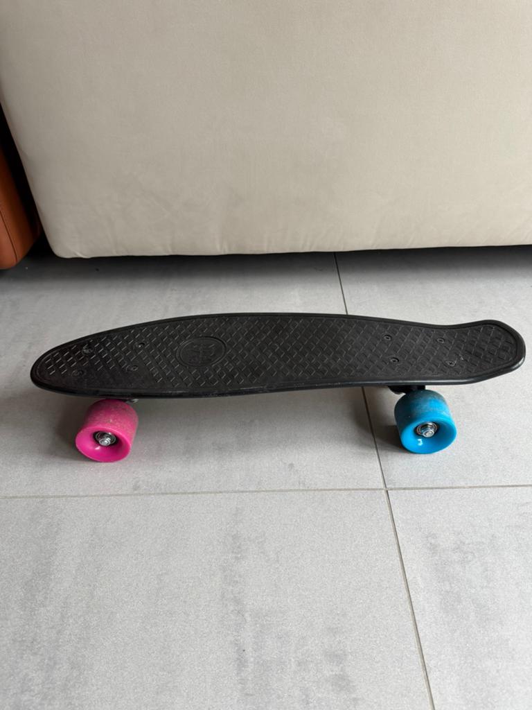 Zwart Skateboard met Kleurrijke Wielen, Ophalen of Verzenden, Gebruikt, Skateboard