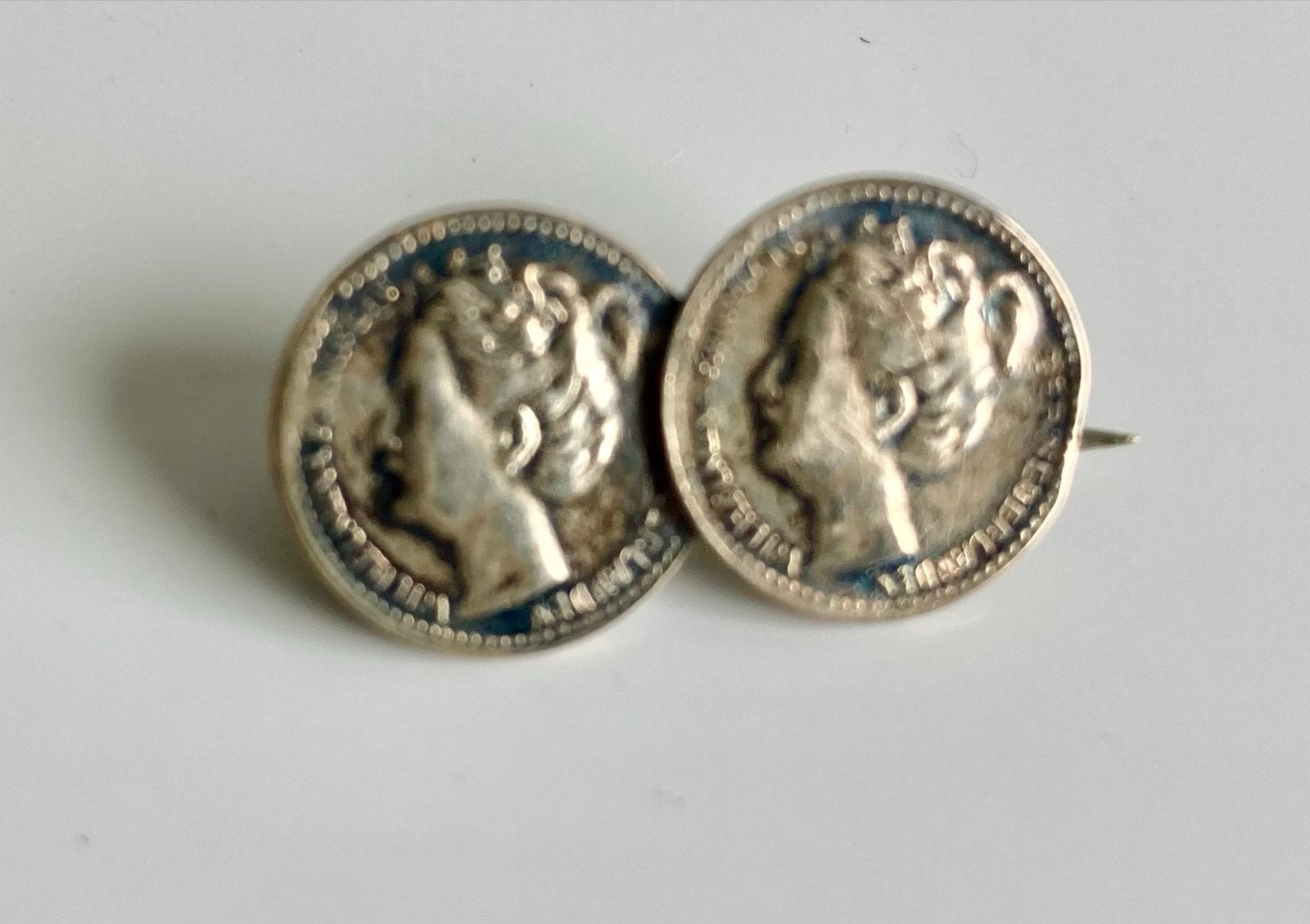 Vintage Oorlogsbroche met kleine muntjes (12,5 mm), Ophalen of Verzenden, Gebruikt, Minder dan 4 cm, Overige materialen