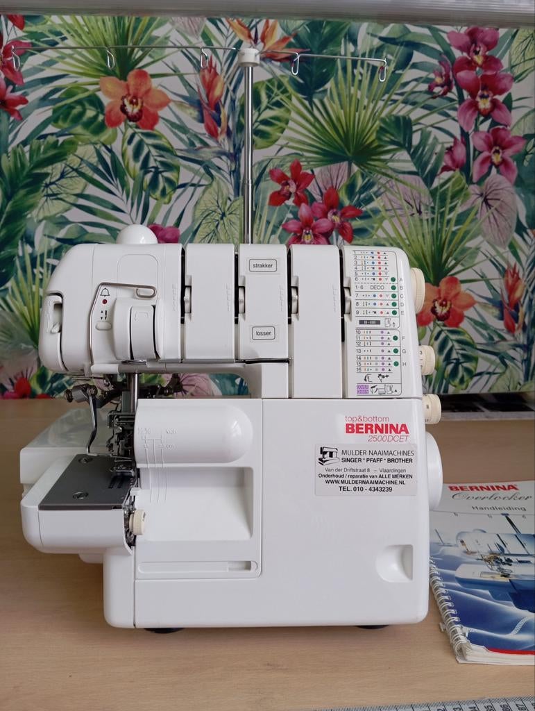 Bernina cover/ lockmachine, Hobby en Vrije tijd, Naaimachines en Toebehoren, Ophalen of Verzenden, Zo goed als nieuw, Lockmachine