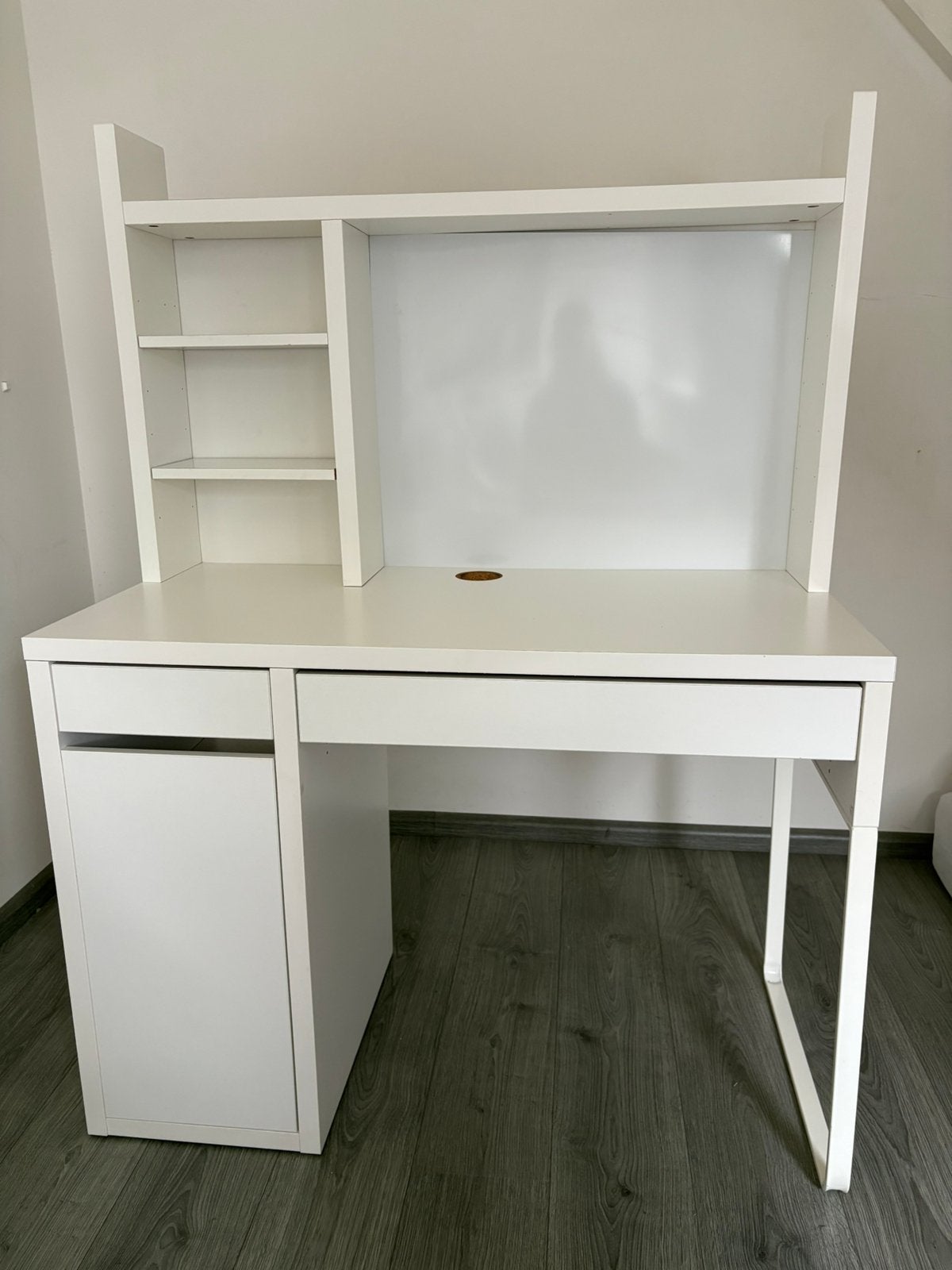 Bureau wit met opbouw (Micke Ikea), Ophalen, Zo goed als nieuw