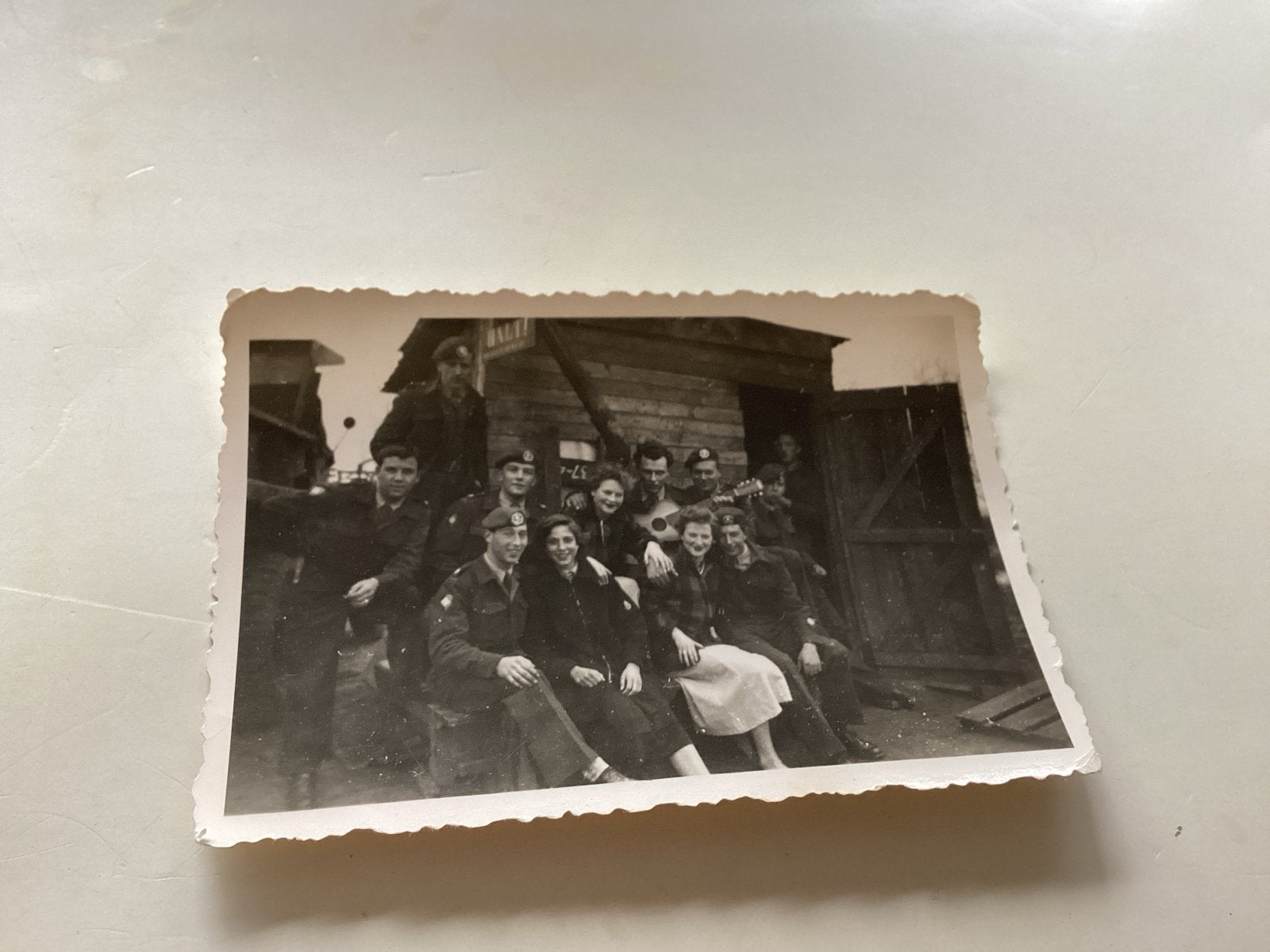 Groep militairen met gitaar, jaren '40-'60 afm is 6x9 cm, Gebruikt, Foto, Ophalen of Verzenden, 1940 tot 1960