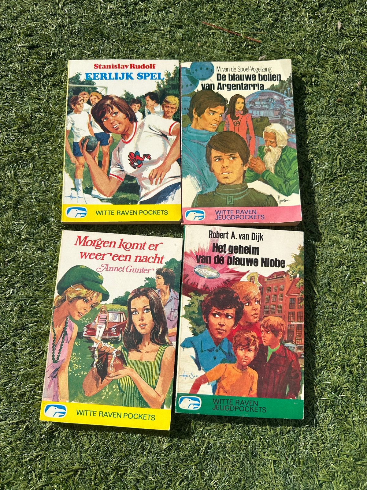 vier vintage jeugdpockets uit de bekende Witte Raven-reeks, Ophalen, Gelezen, Nederland