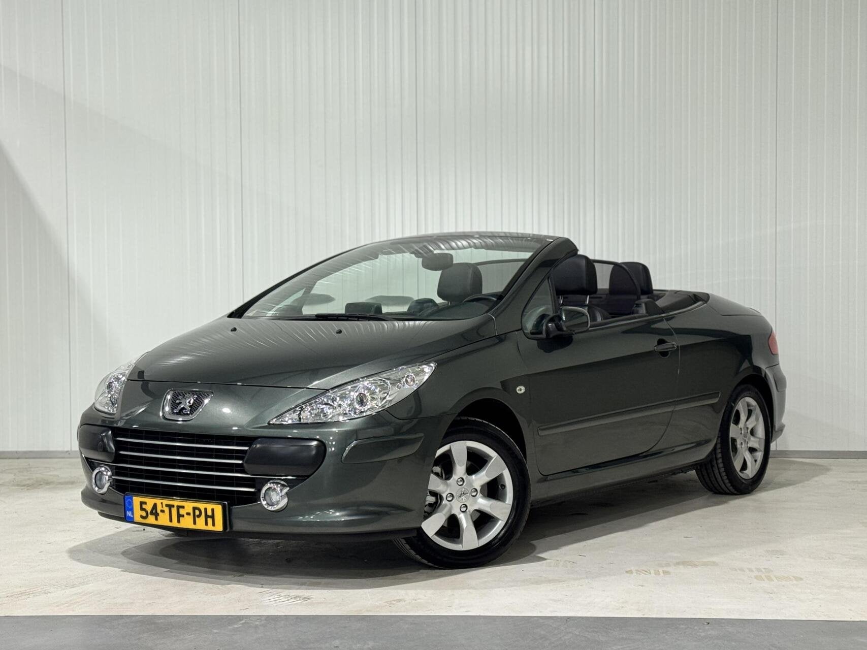 Peugeot 307 CC 2.0-16V Oxygo|TREKHAAK AFNEEMBAAR|PARKEERSENS, Gebruikt, 4 cilinders, 4 stoelen, Bedrijf