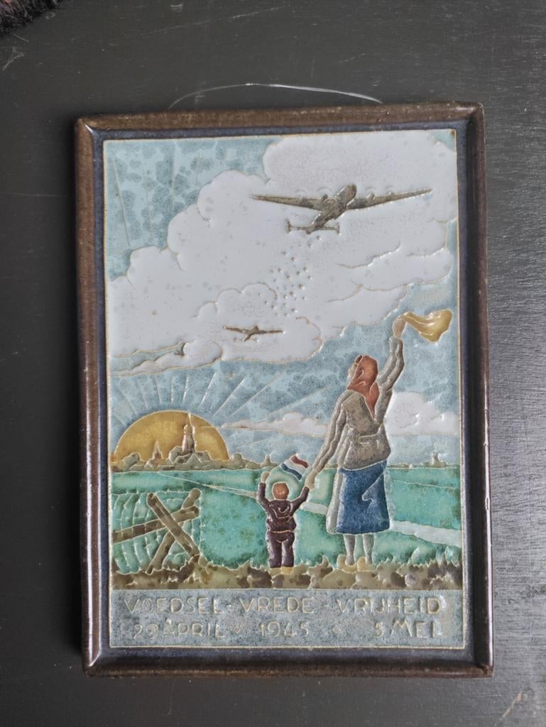 Oorlogsherdenkingstegel 'Voedsel Vrede Vrijheid' 1945, Ophalen of Verzenden