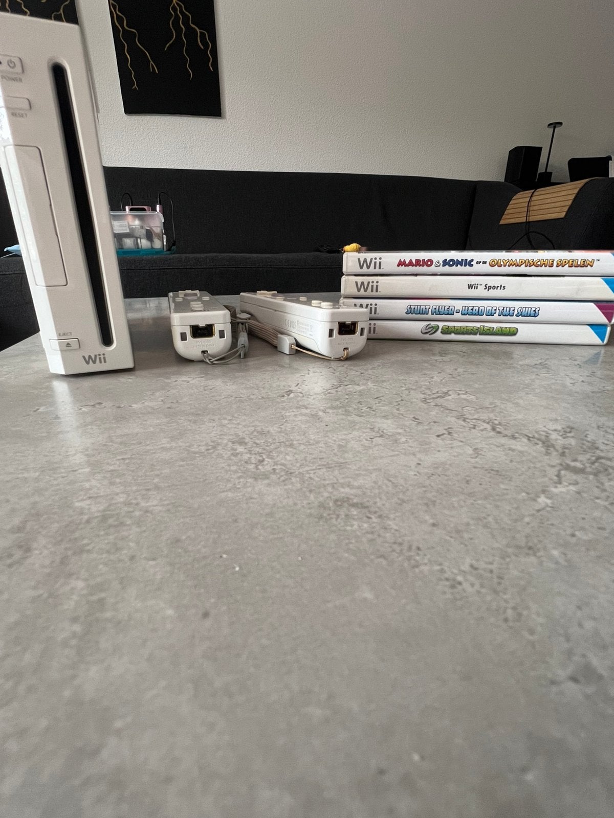Complete Wii set met 4 spellen en twee controllers, Spelcomputers en Games, Ophalen, Zo goed als nieuw, Met 2 controllers, Met games