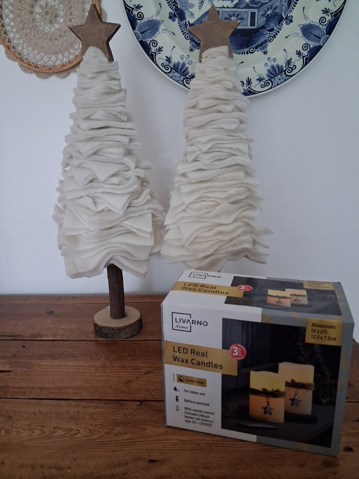 2 kerstboompjes van wit vilt, en 2 wax kaarsen kerst, Nieuw, Diversen, Ophalen of Verzenden, Nieuw