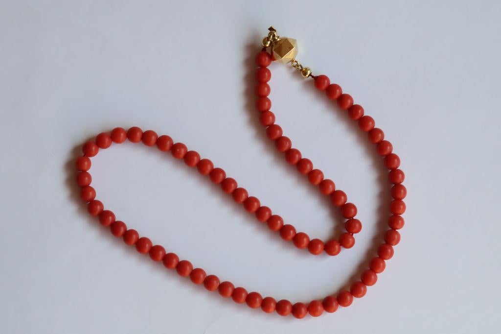 Bloedkoraal collier van kralen met gouden sluiting, Sieraden, Tassen en Uiterlijk, Antieke sieraden, Ophalen of Verzenden, Goud