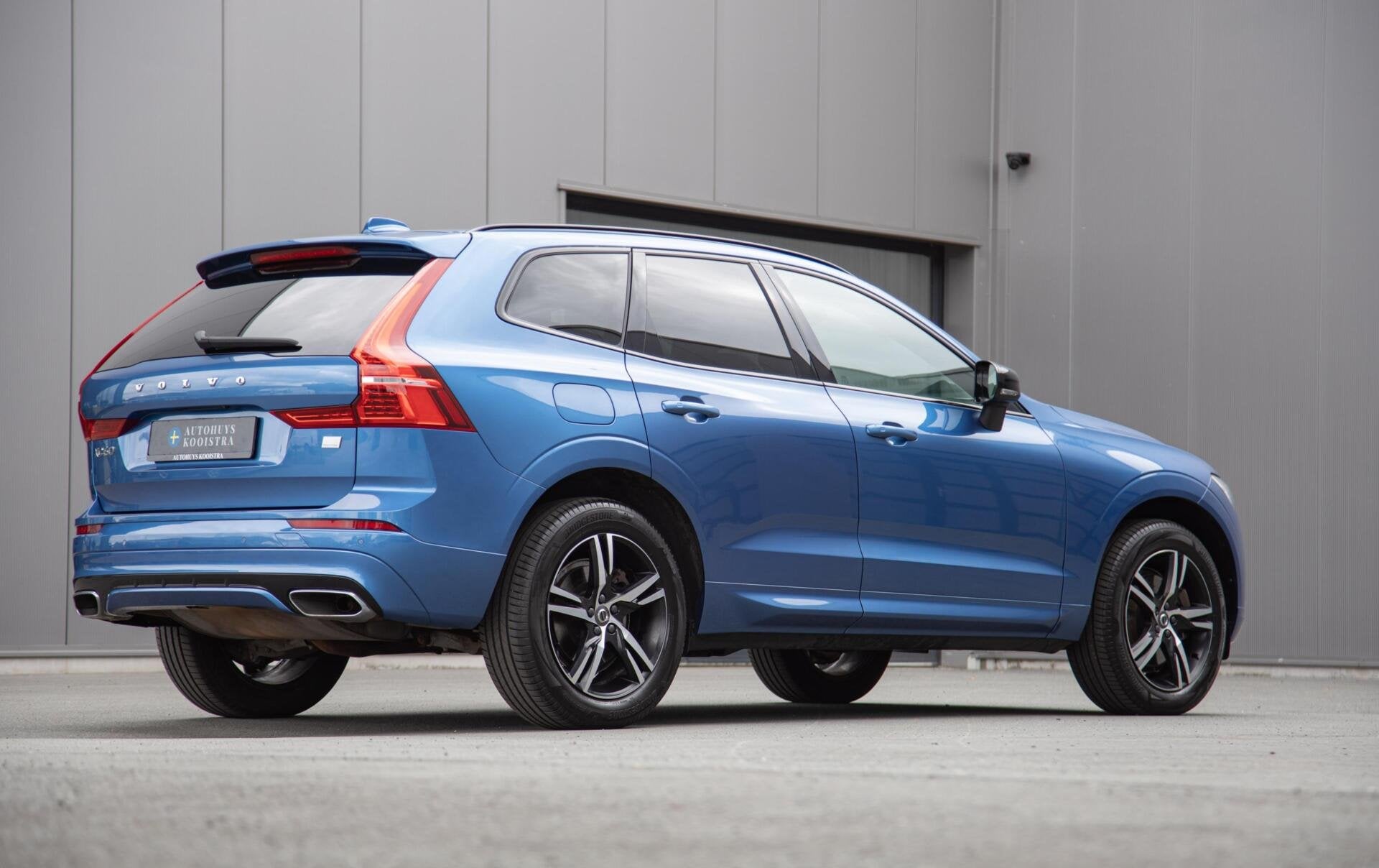 Volvo XC60 T6 Plug-in hybrid AWD R-Design Panorama|H/K Audio, Automaat, Dealer onderhouden, Gebruikt, Zwart