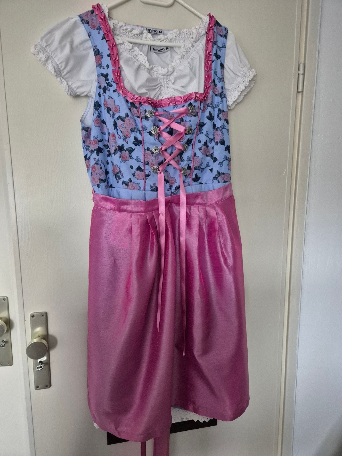 Dirndl jurk met blouse en schort mt 42/44, Maat 42/44 (L), Ophalen of Verzenden, Overige thema's, Gedragen
