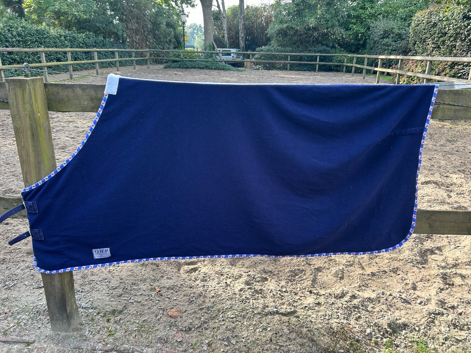 Fleecedeken donkerblauw met Friese bies, Dieren en Toebehoren, Full (L), QHP, Zweetdeken, Zo goed als nieuw