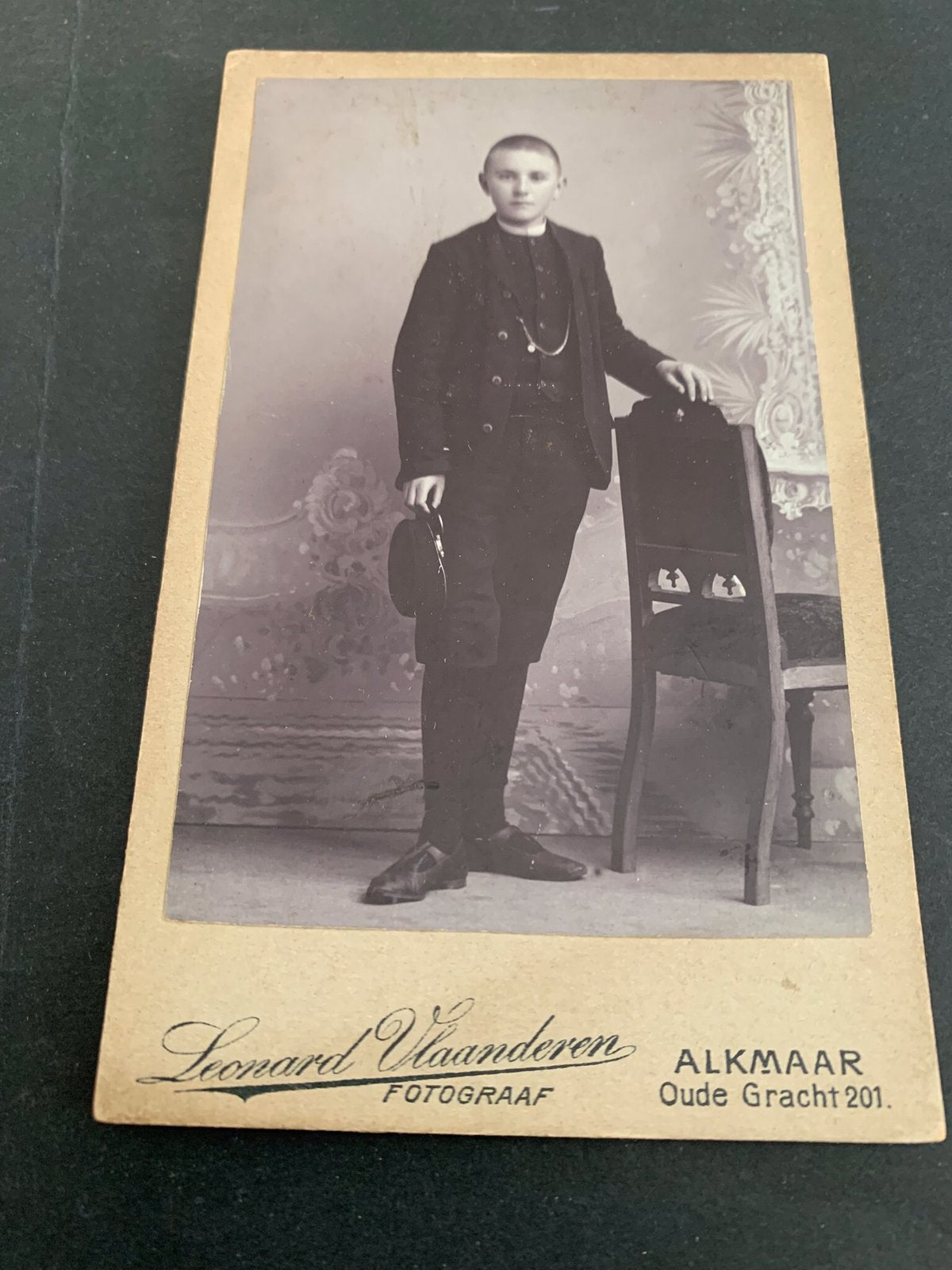 cdv carte de visite jongen pet Leonard Vlaanderen Alkmaar, Verzamelen, Verzenden, Voor 1940, Zo goed als nieuw, Foto