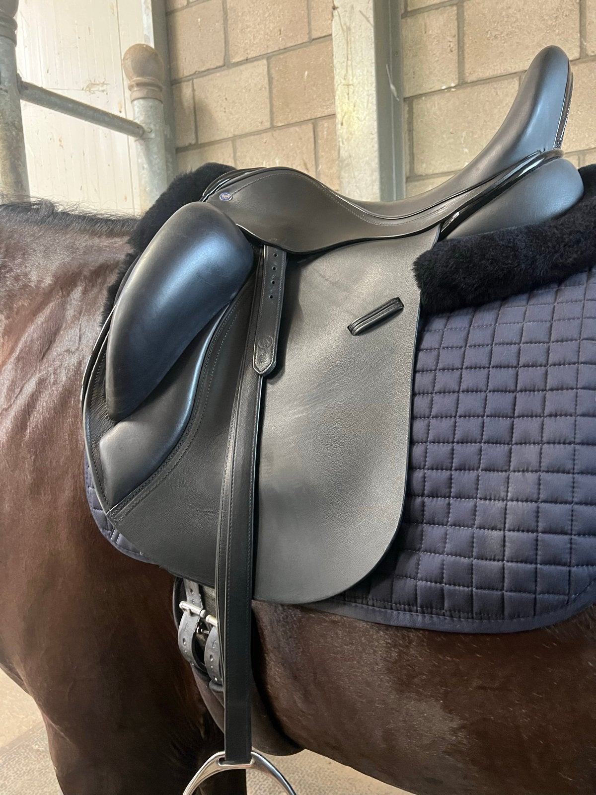 KM zadel met lak 17,5” / 3 maanden oud, Dieren en Toebehoren, L (17.5 inch), Dressuur, Ophalen of Verzenden, Zo goed als nieuw