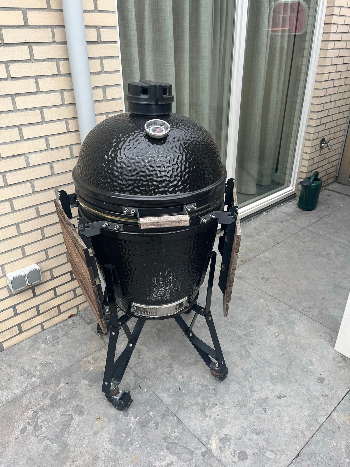 Bastard large BBQ met zijtafels en pizzasteen, Ophalen, Gebruikt