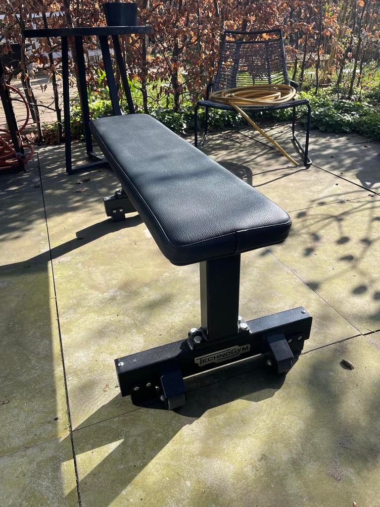 Technogym flat bench in topstaat, Ophalen, Zo goed als nieuw, Borst, Fitnessbank