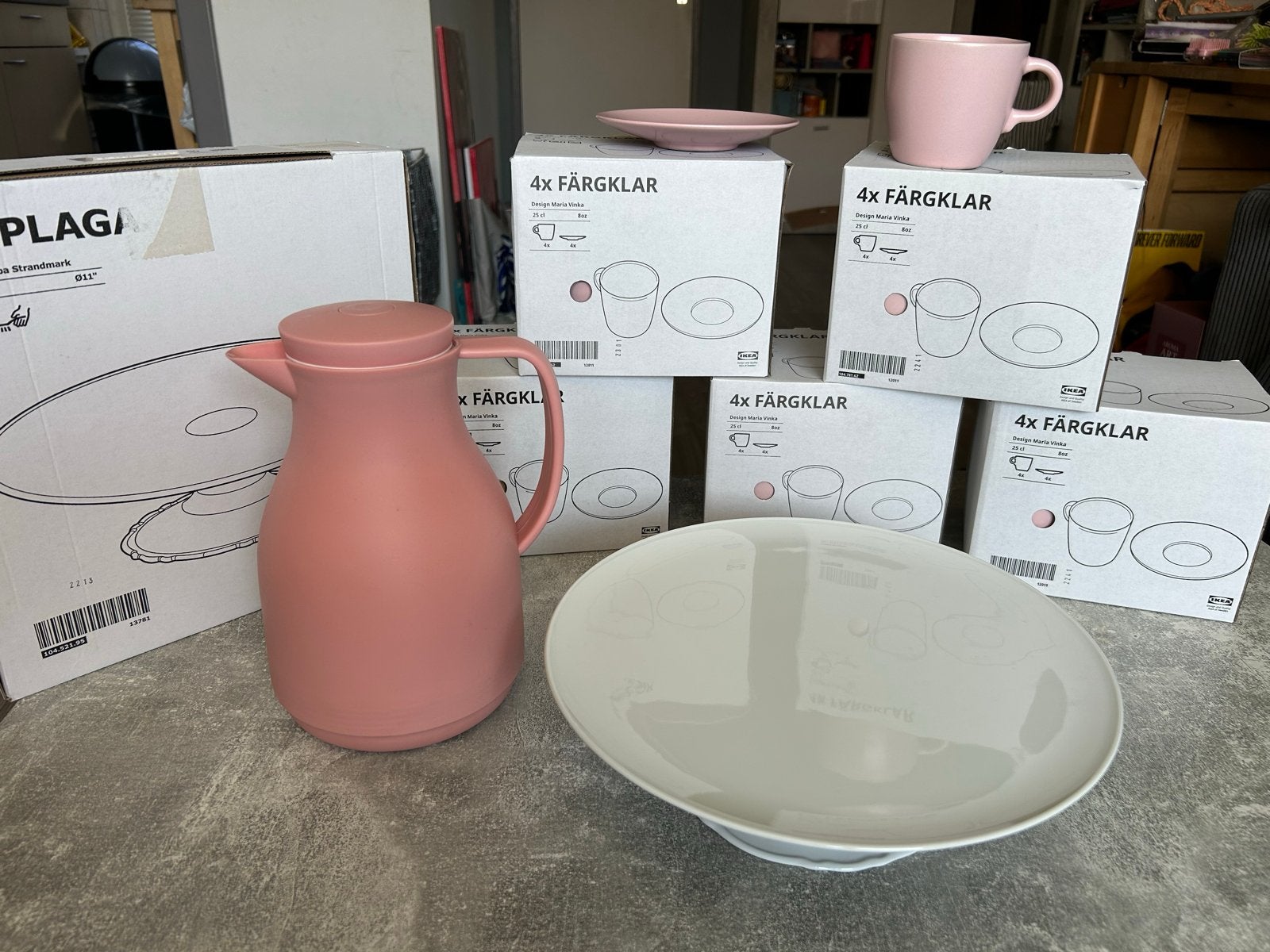 IKEA FÄRGKLAR Roze Koffie/Theeset met UPPPLAGA Etagère, Huis en Inrichting, Ophalen, Nieuw, IKEA, Modern