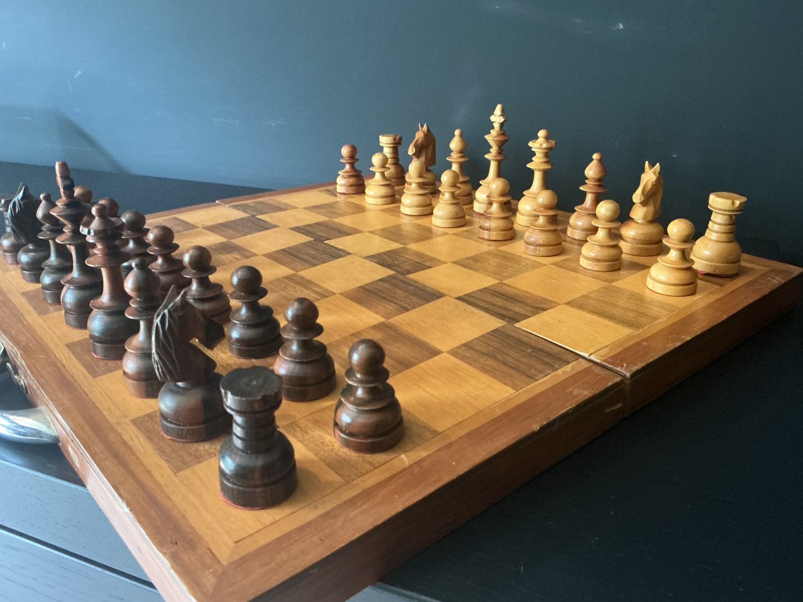 1973 - Vintage schaakbord met schaakstenen, handgesneden, Een of twee spelers, Ophalen of Verzenden, Zo goed als nieuw