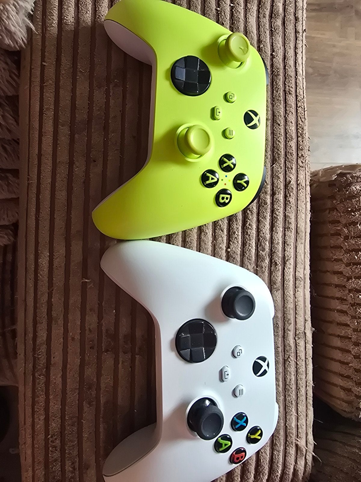Twee Xbox Controllers - Wit en Neon Groen, Spelcomputers en Games, Spelcomputers | Xbox | Accessoires, Xbox Series S, Ophalen of Verzenden
