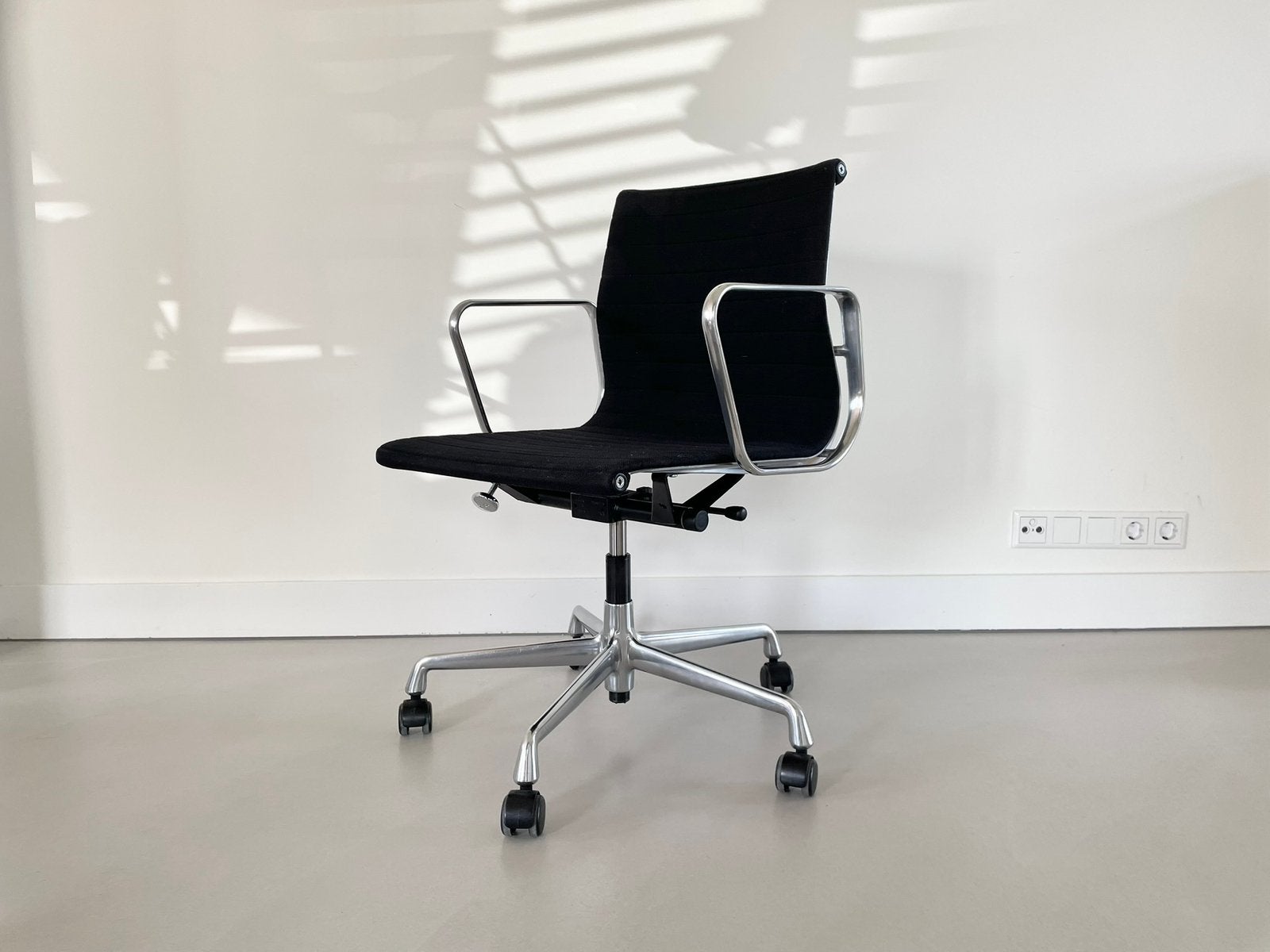 2x Vitra Eames ea117 bureaustoel hopsak zwart, Vitra, Zwart, Ophalen of Verzenden, Zo goed als nieuw