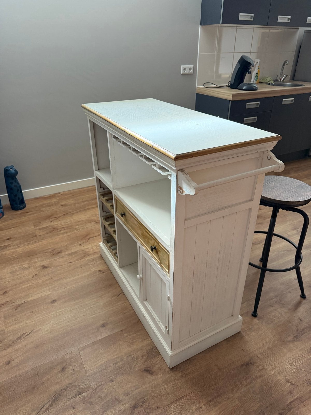 Witte bar met opbergruimte en twee barkrukken, Huis en Inrichting, Ophalen, Gebruikt, Inclusief barstoelen