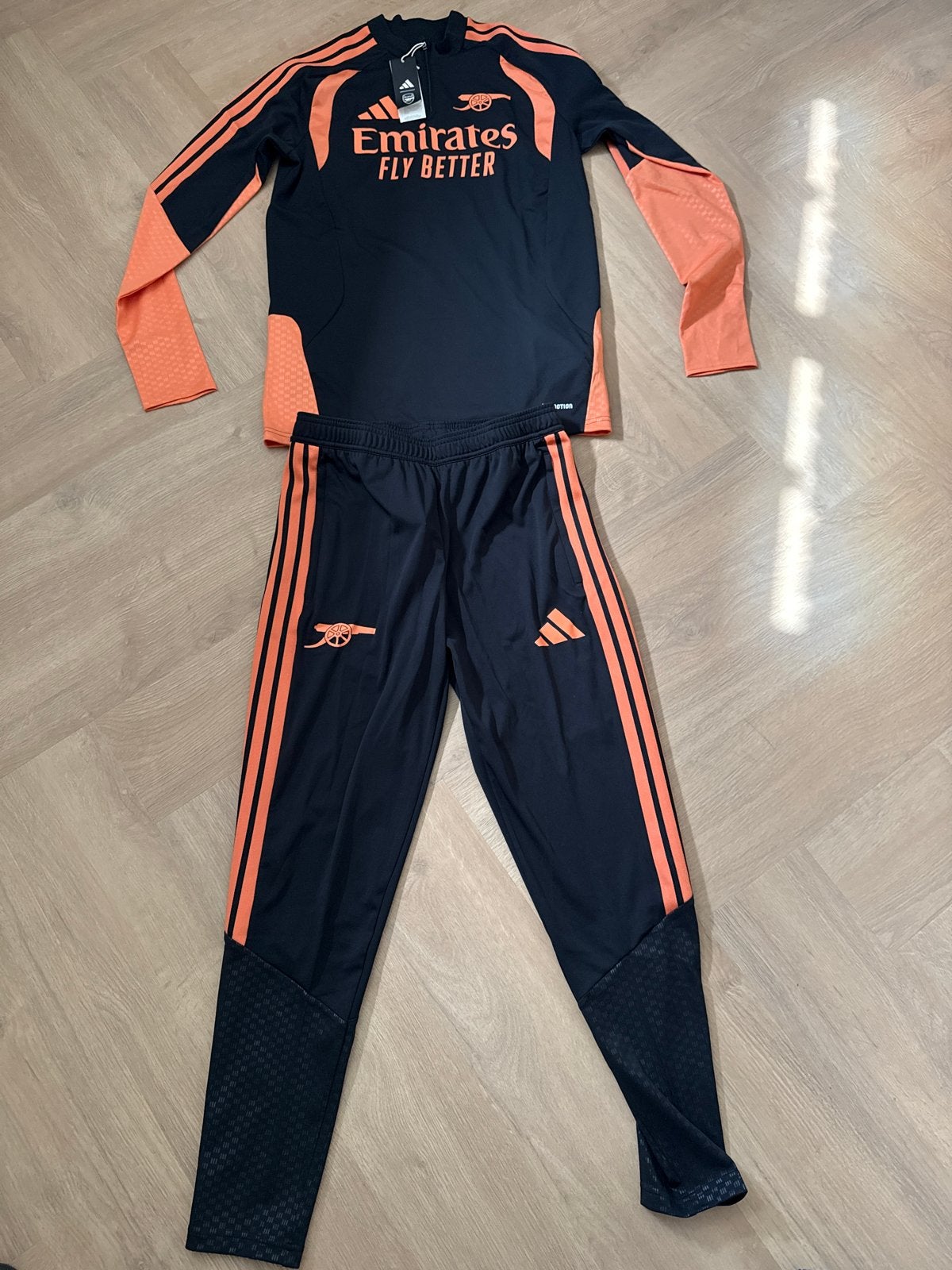 Nieuw! Origineel Arsenal Trainingspak Maat M, Maat M, Ophalen of Verzenden, Nieuw, Trainingspak