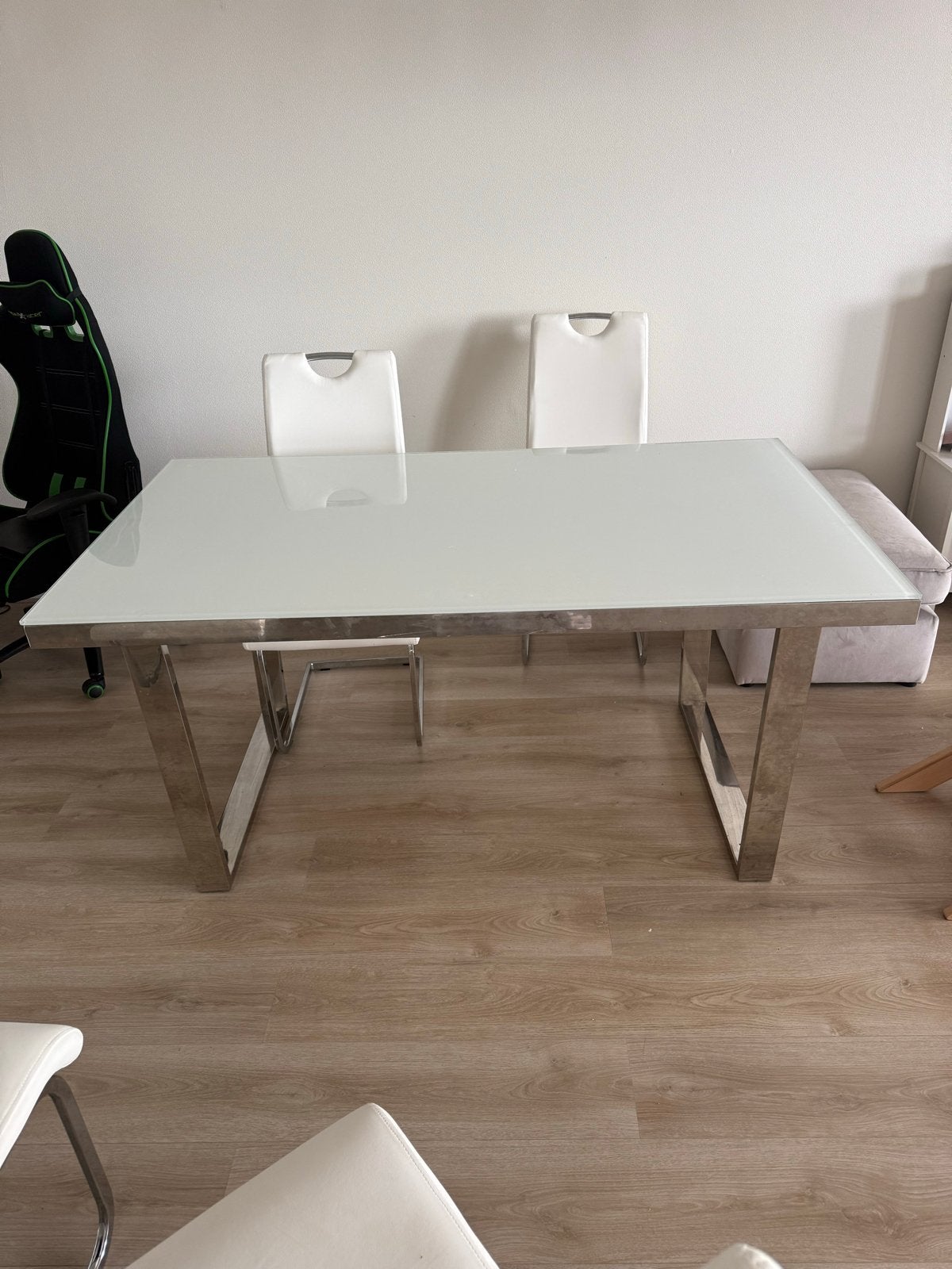 Moderne Eettafel met Glazen Blad en Metalen Poten, 100 tot 150 cm, Vier personen, Rechthoekig, 50 tot 100 cm