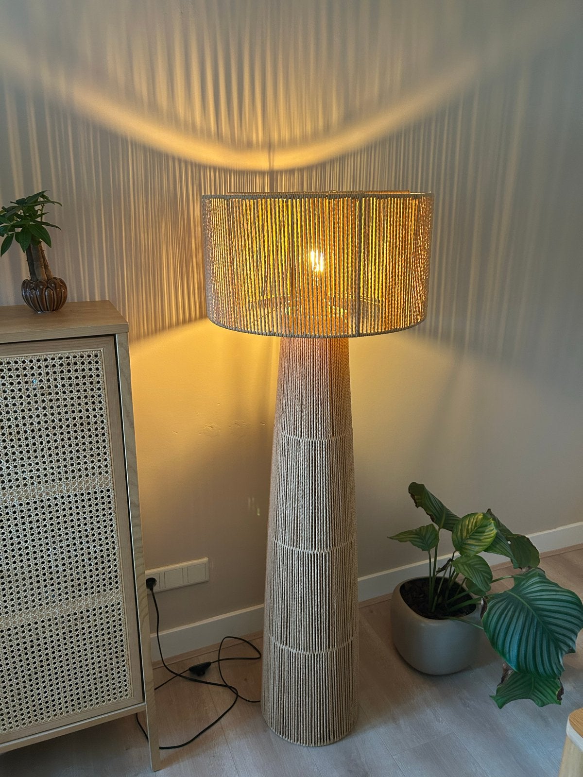 Vloerlamp Pandia Kwantum - Zo goed als nieuw, Huis en Inrichting, Ophalen, 100 tot 150 cm, Natuurlijk materiaal, E27 (groot)