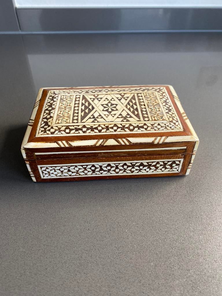 Oude Oosterse doos met inlegwerk in zeer goede staat, Antiek en Kunst, Curiosa en Brocante, Ophalen of Verzenden