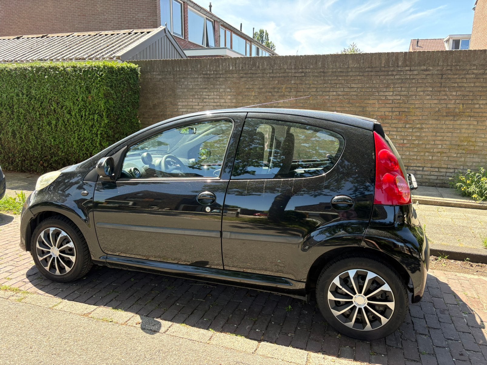 Peugeot 107 1.0 12V 5DR 2009 Zwart met nieuwe APK!, Auto's, Voorwielaandrijving, 4 stoelen, Origineel Nederlands, Handgeschakeld