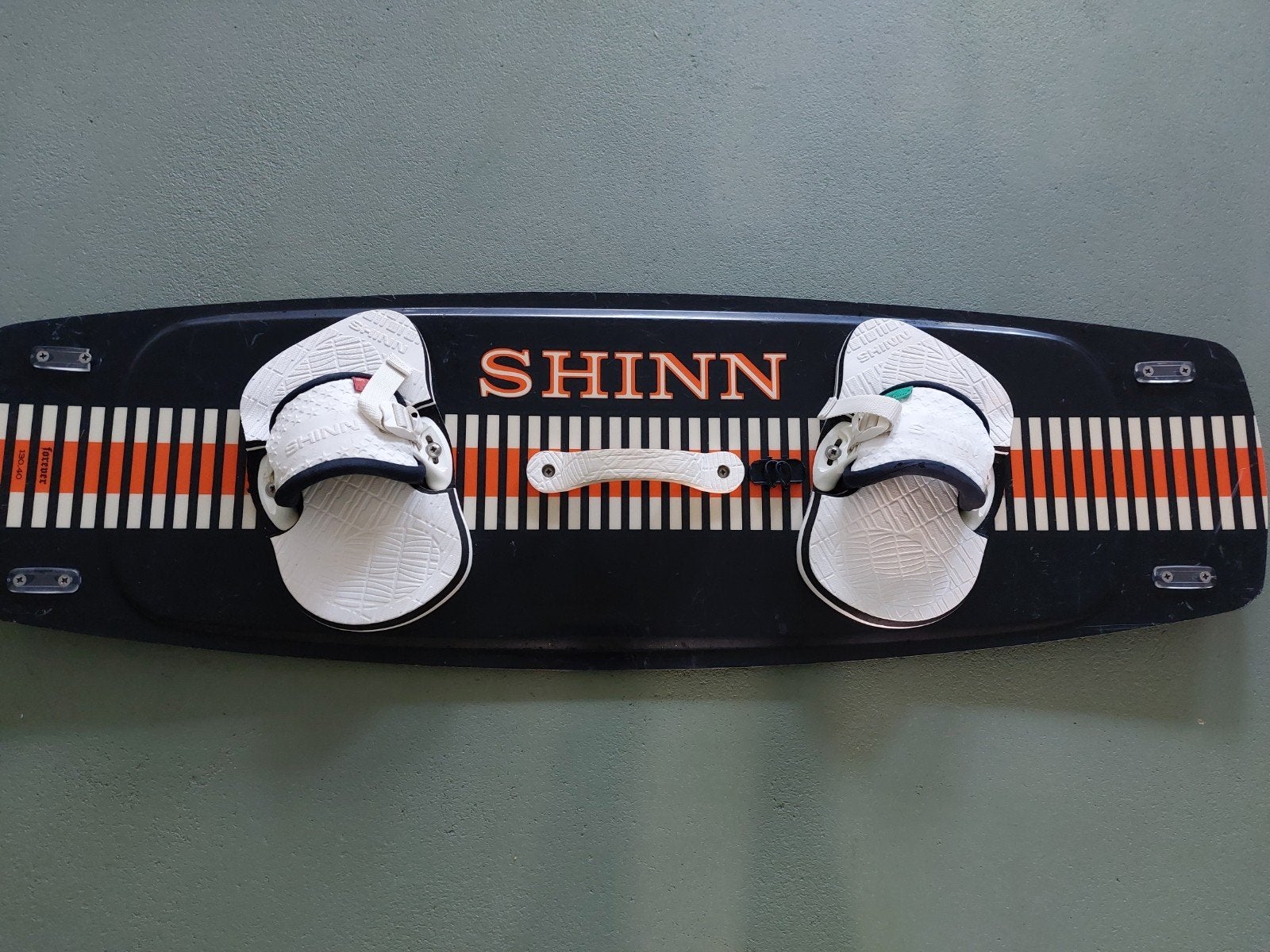 Shinn Forever 130.40 Twintip Kitesurfboard, Ophalen, Gebruikt, Overige typen, Met vinnen