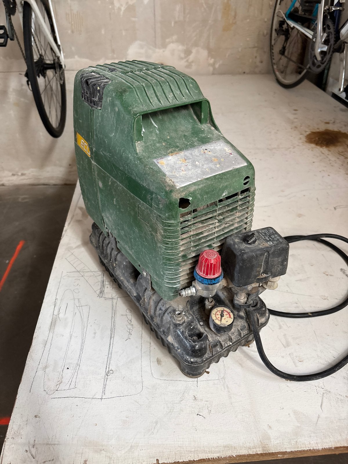 Oude ECU compressor - Compact, Ophalen, Gebruikt, 6 tot 10 bar, Minder dan 200 liter/min