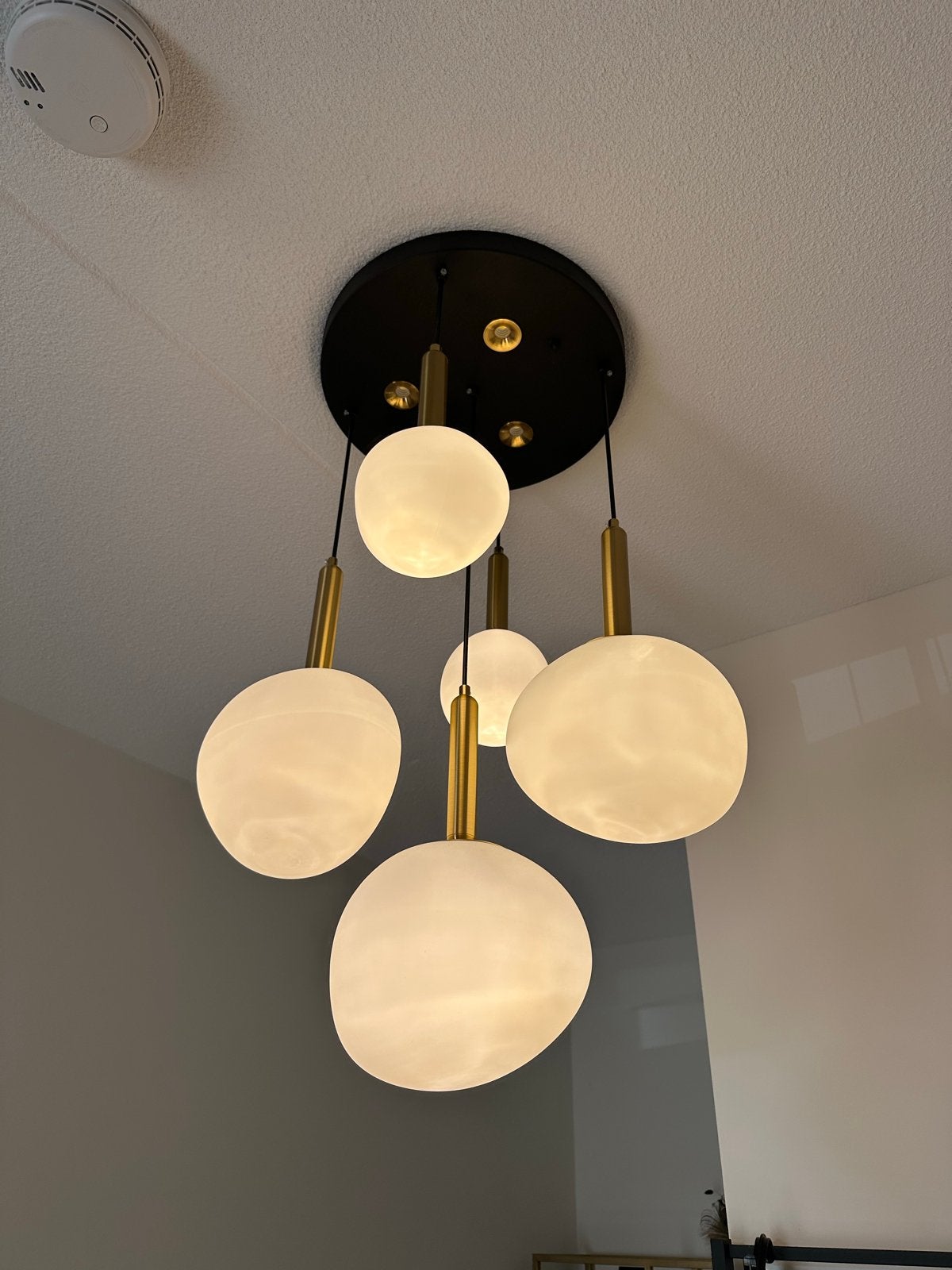 Moderne Hanglamp met 5 Melkglas Bollen, Ophalen of Verzenden, Zo goed als nieuw, Glas, 75 cm of meer