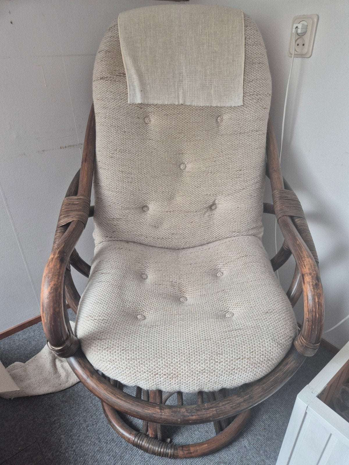 3 stoelen: schommelstoel, houten stoel, fauteuil, Ophalen, Gebruikt, Drie, Stof