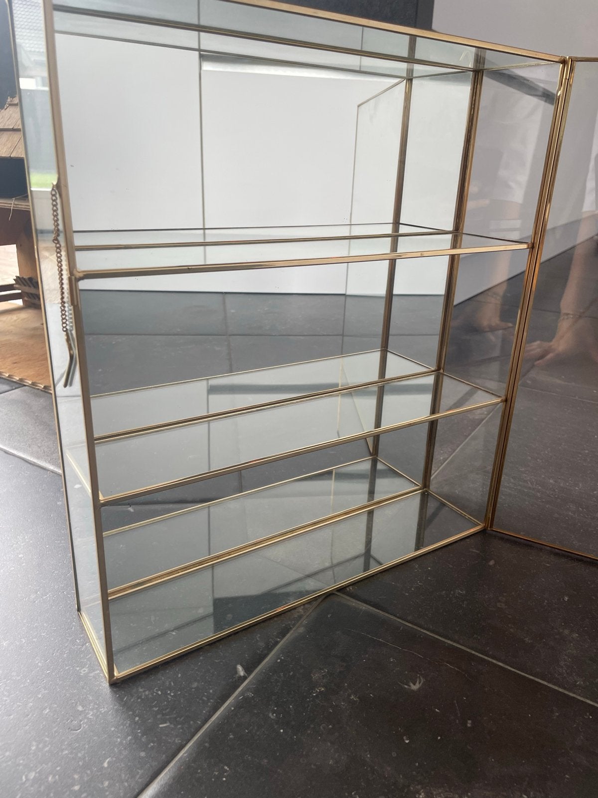 Glazen vitrinekastje met gouden rand - Zo goed als nieuw, Huis en Inrichting, Met plank(en), Minder dan 50 cm, Ophalen of Verzenden