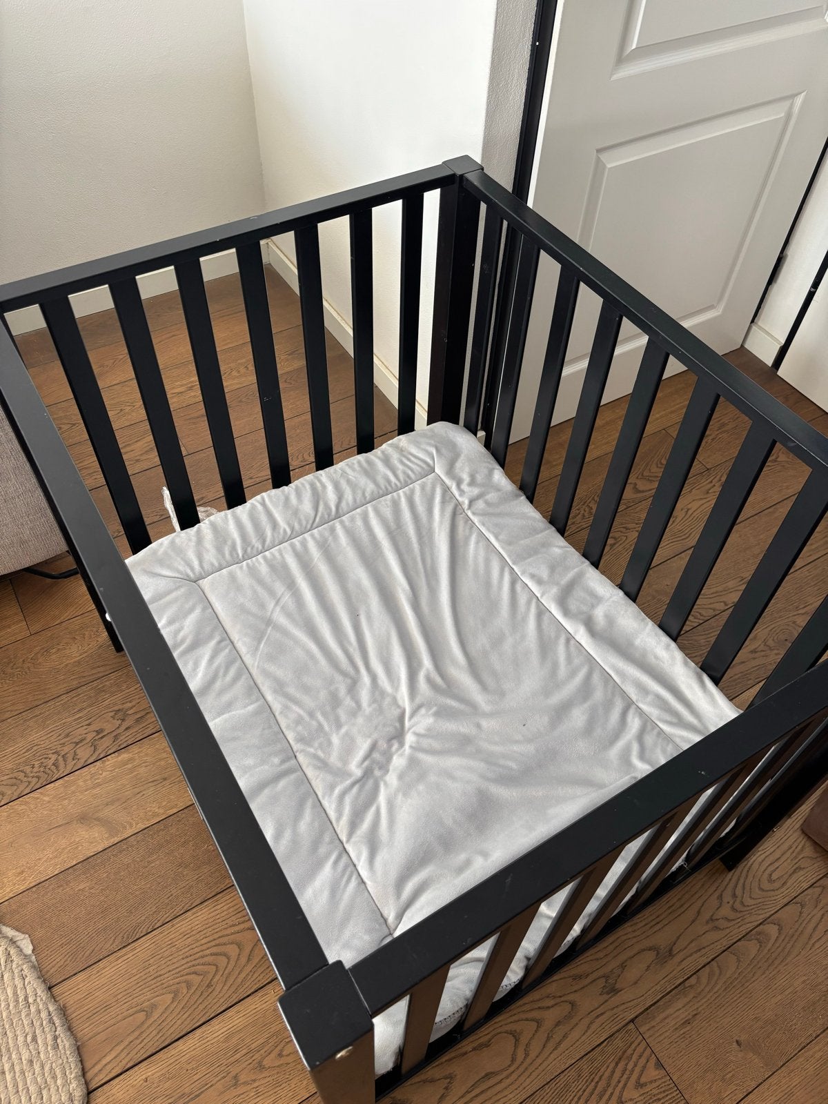 Zwarte Bopita Box met boxmatras en boxkleed, Ophalen, Gebruikt, Rechthoekig, In hoogte verstelbaar