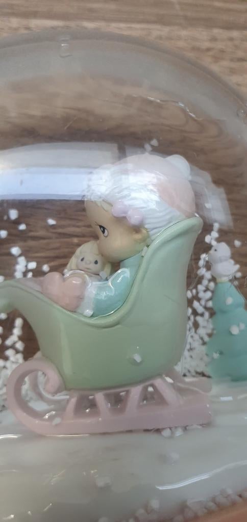 Precious Moments Snowglobe Baby's First Christmas (hobbyist), Ophalen of Verzenden, Gebruikt
