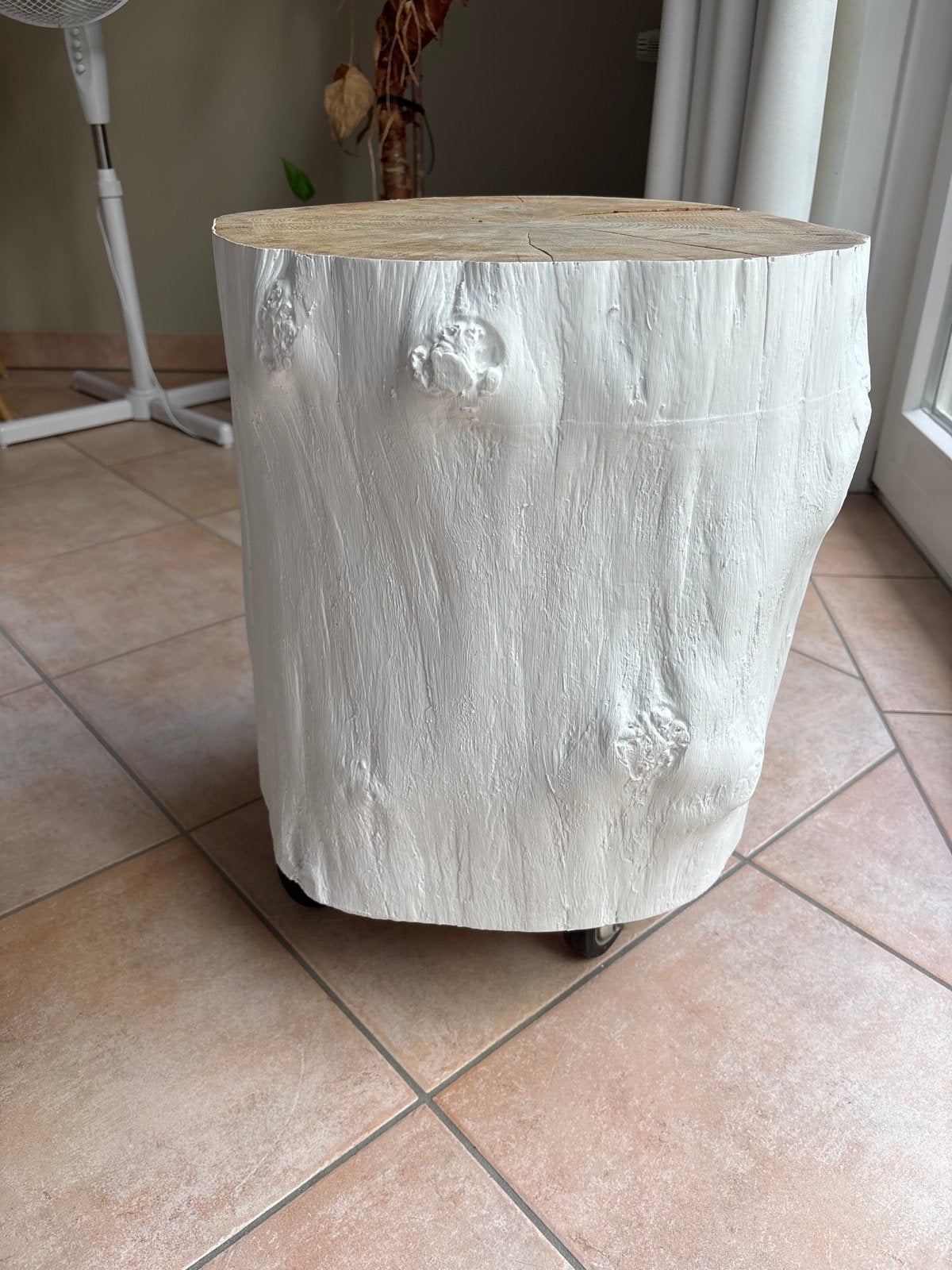 Decoratieve boomstam bijzettafel op wieltjes, Huis en Inrichting, Minder dan 55 cm, Gebruikt, Overige vormen, Hout