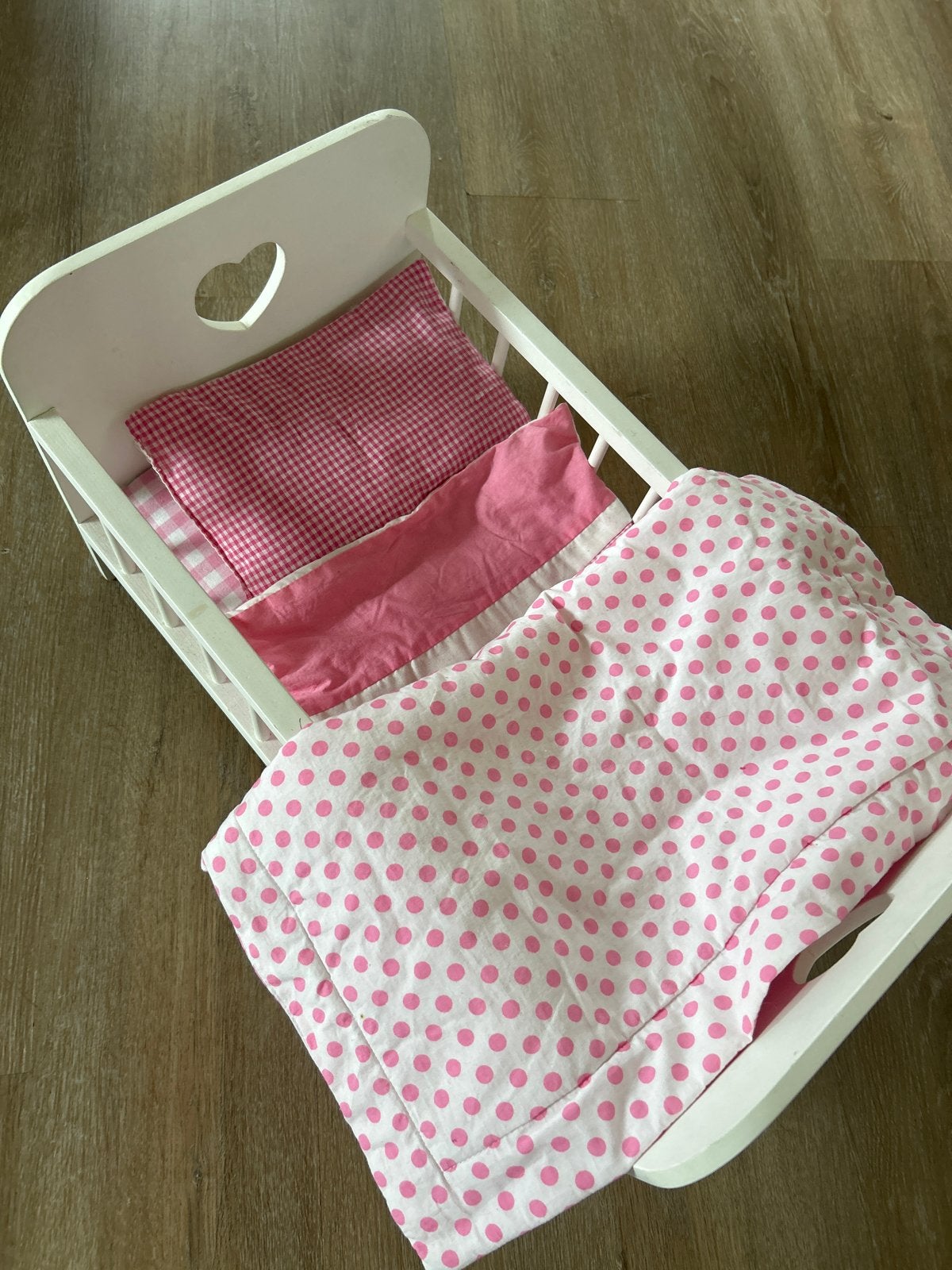 Houten poppenwiegje met roze beddengoed, Kinderen en Baby's, Speelgoed | Poppen, Ophalen of Verzenden, Gebruikt, Overige typen