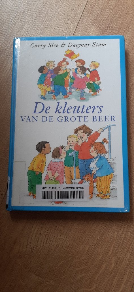 De kleuters van de grote beer , Carry Slee / Dagmar Stam !, Ophalen of Verzenden, Zo goed als nieuw, Carry Slee, Fictie algemeen