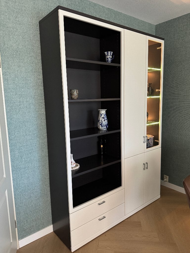 Musterring Kira 24 vitrinekast (design), Ophalen, Met deur(en), 200 cm of meer, Zo goed als nieuw