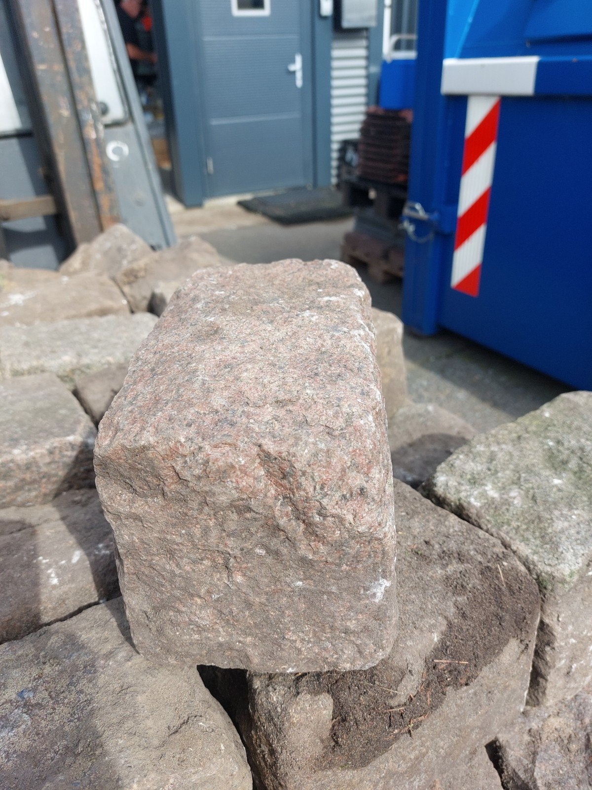 120 Gebruikte natuursteen keiien - rood/grijs, Tuin en Terras, Ophalen, Gebruikt, Klinkers, Natuursteen