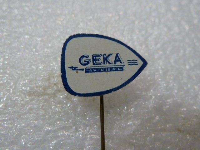 Vintage GEKA Installatie Bureau Speldje, Verzamelen, Ophalen of Verzenden, Gebruikt, Overige onderwerpen, Speldje of Pin