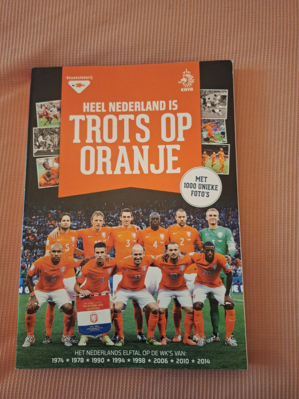 Voetbalboek knvb: Heel Nederland trots op oranje, Boeken, Ophalen of Verzenden, Balsport
