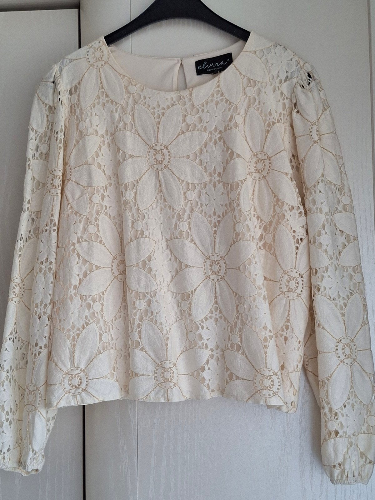 Elvira blouse te KLEIN gekocht..SPLINTERNIEUW, Beige, Nieuw, Ophalen of Verzenden, Maat 42/44 (L)