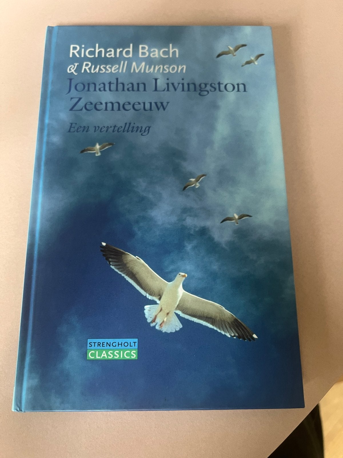 Jonathan Livingston Zeemeeuw - Richard Bach & Russell Munson, Ophalen of Verzenden, Zo goed als nieuw, Nederland