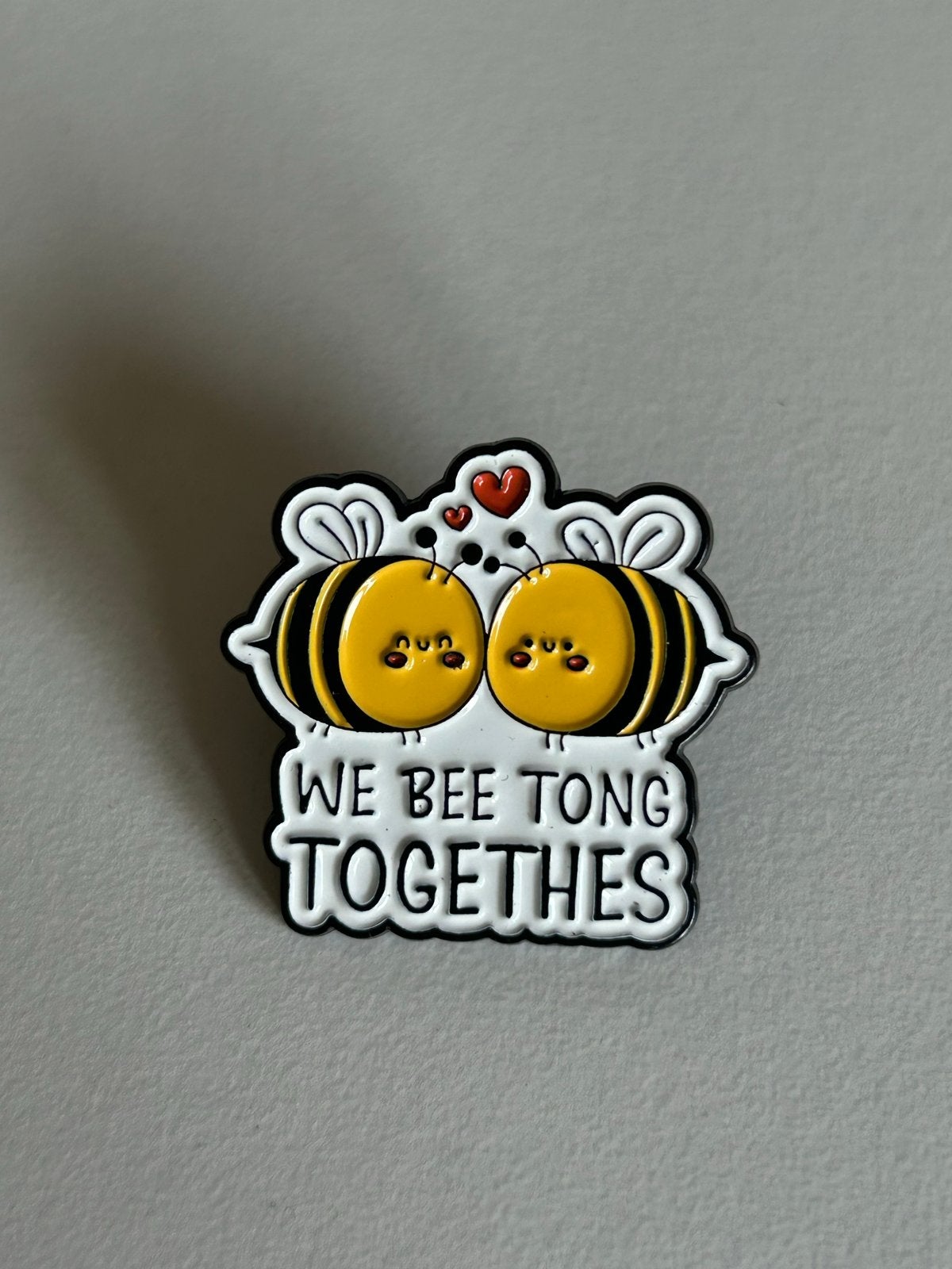 Leuke 'We Bee Tong Togethers' Bijen Pin, Verzamelen, Ophalen of Verzenden, Nieuw, Dier of Natuur, Speldje of Pin
