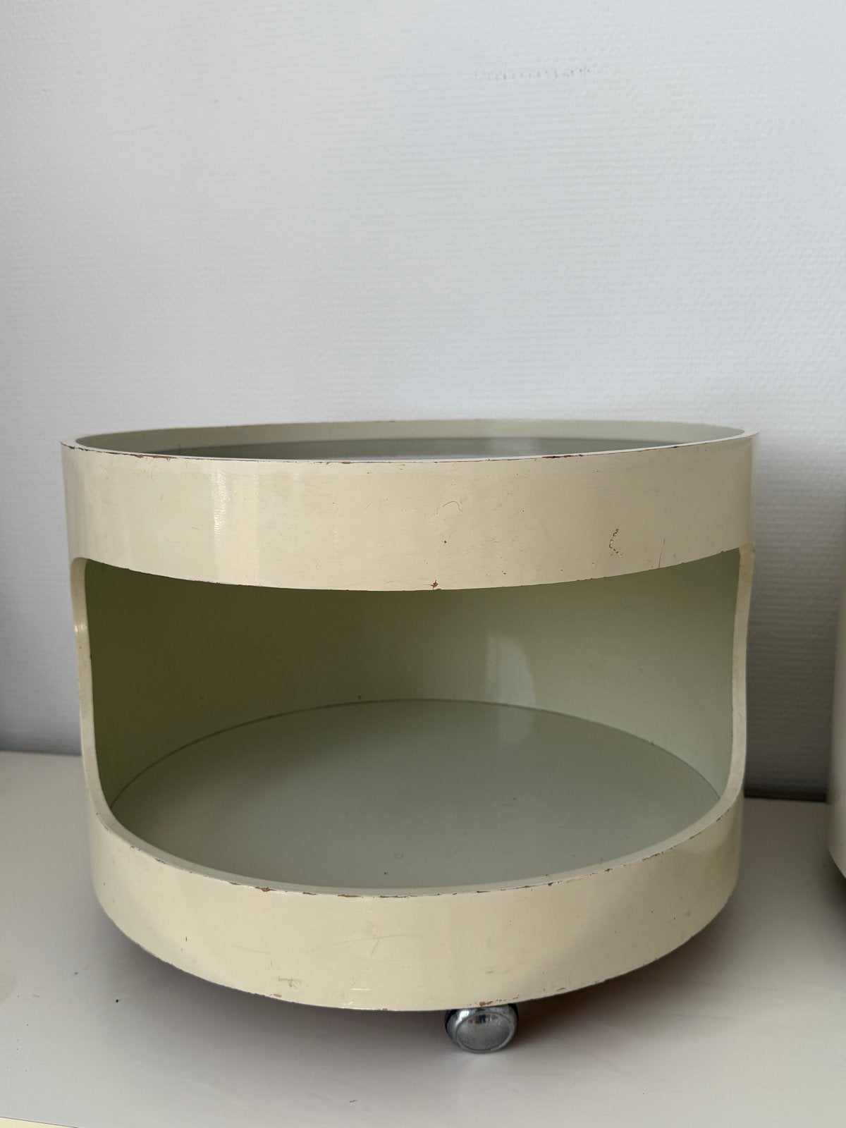 Vintage  space age rond bijzettafeltje op wieltjes, crème, Ophalen, Minder dan 45 cm, Minder dan 55 cm, Gebruikt